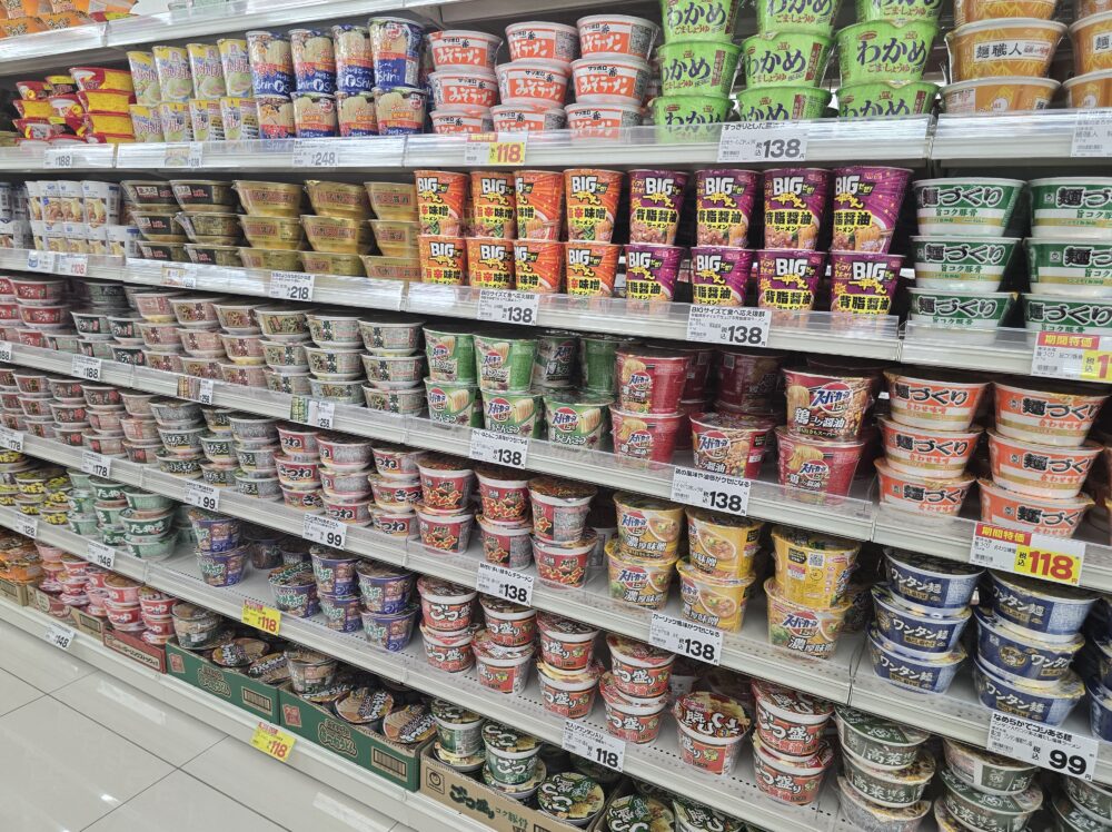 カップ麺の価格は販売先でだいぶ違います。値上げのタイミングも異なります。